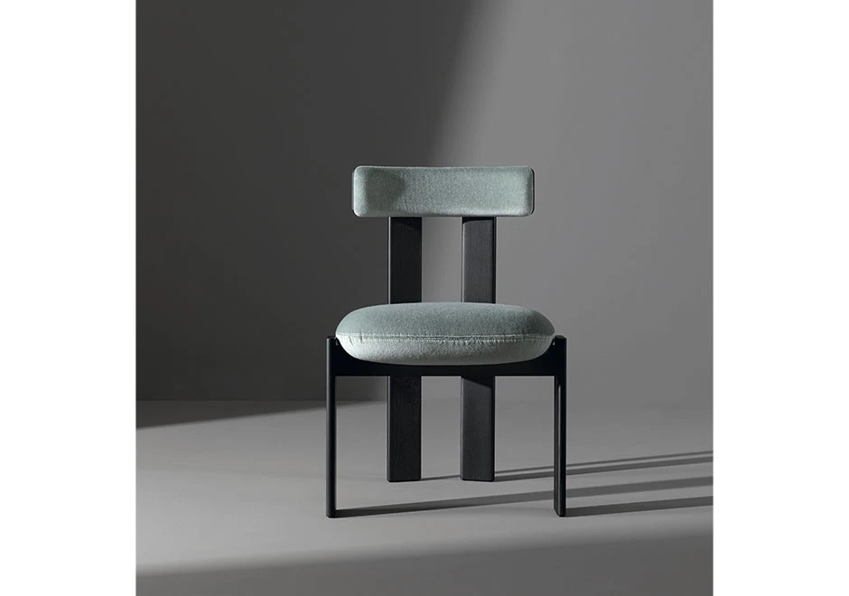 Cadeira Pi em vista lateral