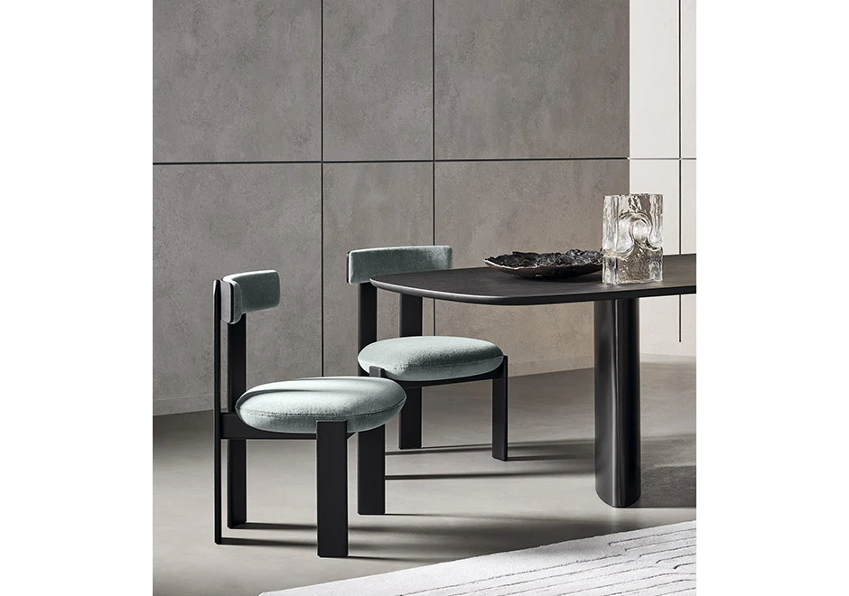 Duas cadeiras Pi em uma mesa de jantar