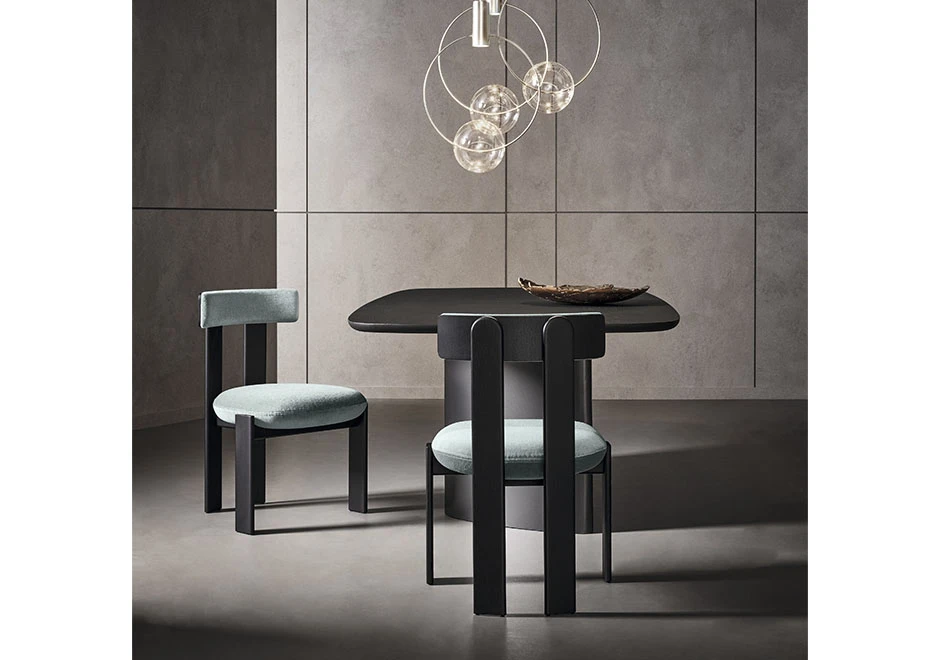 Duas cadeiras Pi em uma mesa de jantar vista por trás