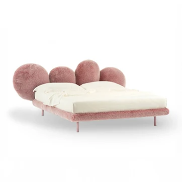 Cama Irmãos Campana Cipria com estrutura tubular de aço e quatro cabeceiras revestidas com capa de pelúcia ecológica macia