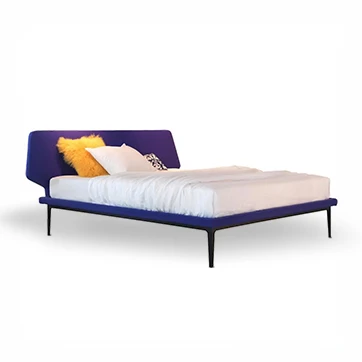 Cama DREAM VIEW com pés de metal pintado em preto e estrado de madeira. Cabeceira e o estrado estofados