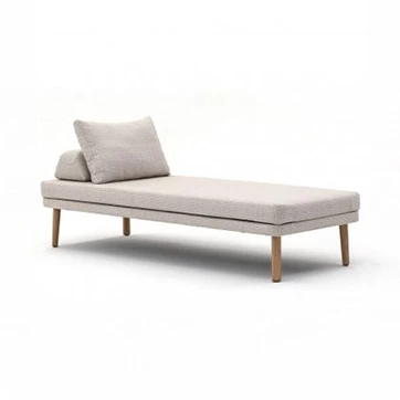 Uma chaise longue com estrutura de alumínio com pintura eletrostática, pés em madeira Iroko natural, tecido na cor bege, visto de lado em um fundo branco.