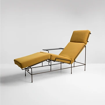 Chaise-longue com estrutura tubular de aço com pintura eletrostática, almofada de assento de poliuretano expandido e capa removível de couro marrom, visto de cima em um fundo branco.
