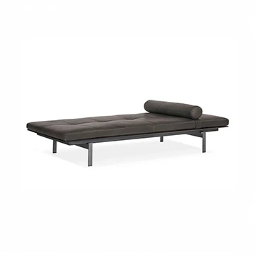Chaise Daybed com estrutura de metal e espuma de poliuretano cinza, visto de lado em um fundo branco.