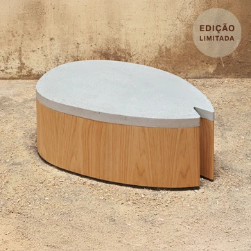 Mesa de centro edição limitada Pacman com base de madeira de Carvalh e tampo em concreto
