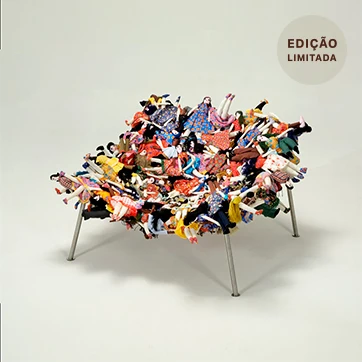 Poltrona edição limitada (Campana) com estrutura de aço inox e assento revestido com bonecas