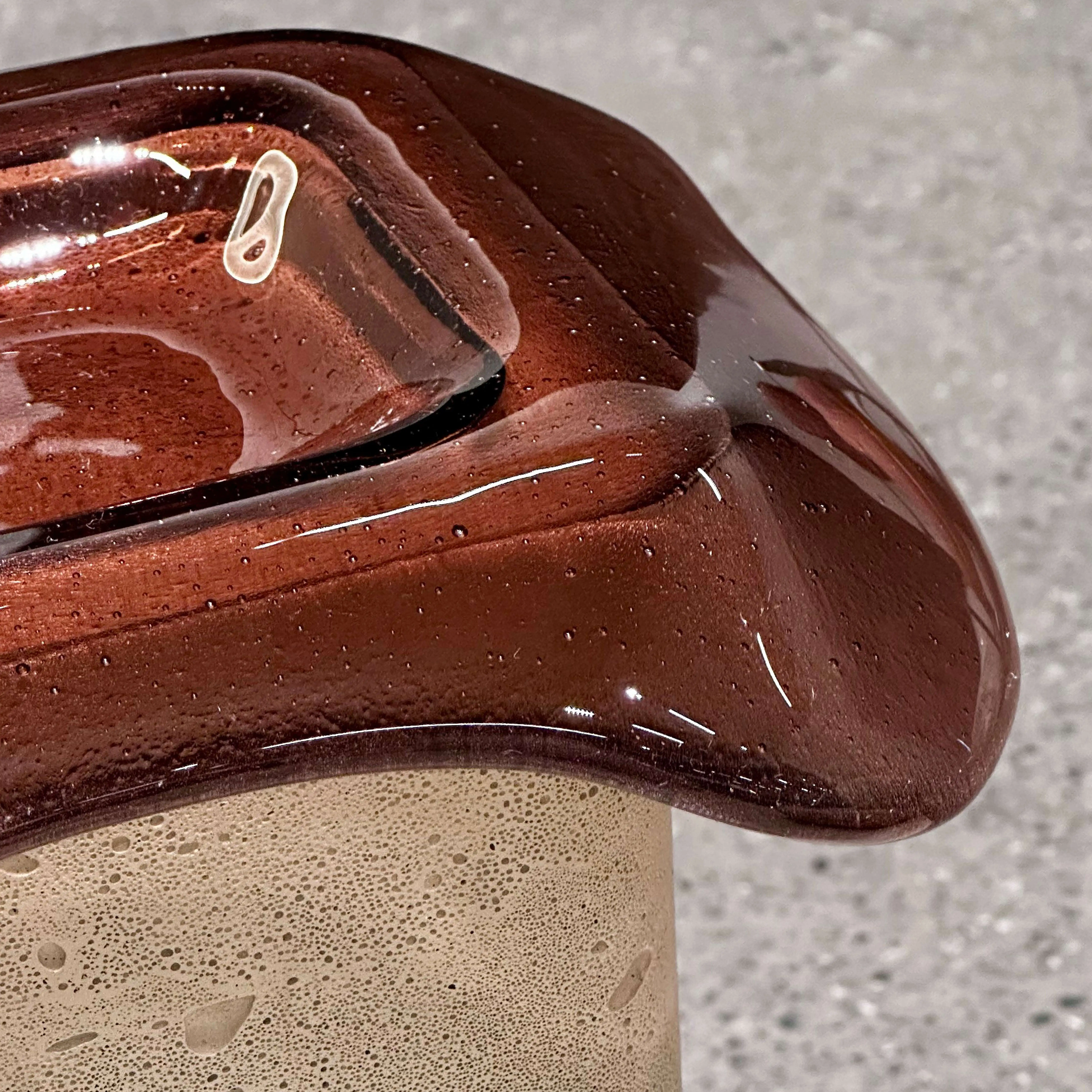 Cinzeiro Bloco com base em cimento e tampo de vidro fundido