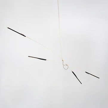 Luminária de teto Otto X tem duas hastes de latão tubular que se cruzam e cúpulas articuladas de alumínio com pintura