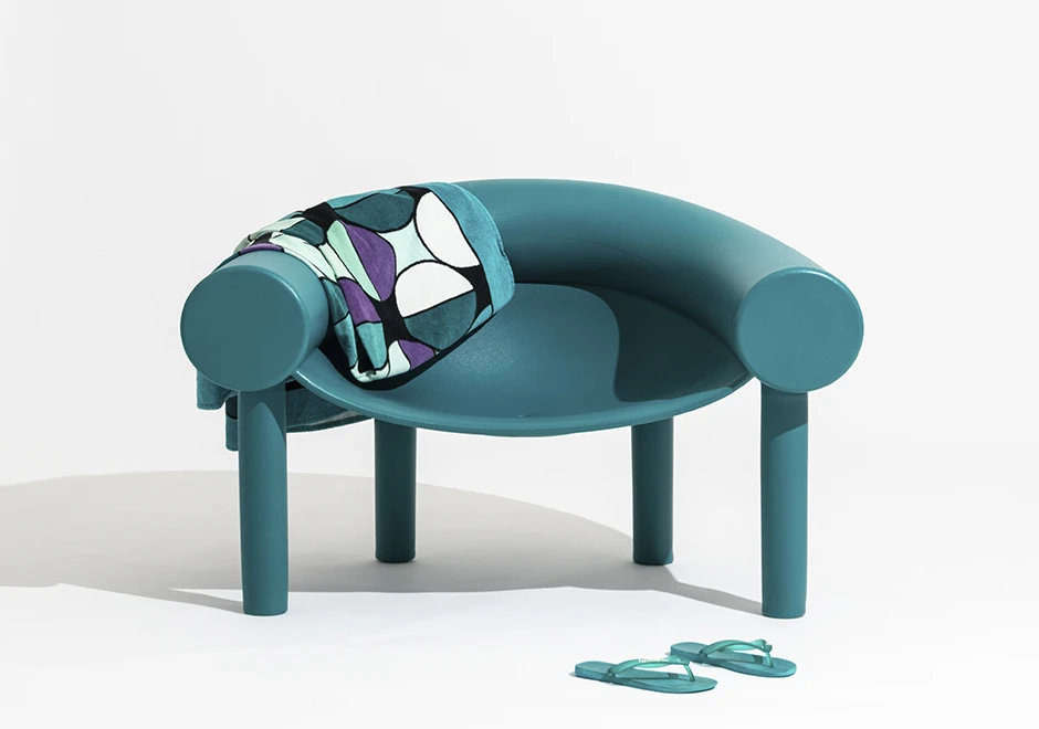 Poltrona design para áreas externas Sam Son com estrutura de polietileno verde.