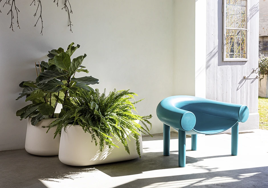 Poltrona design para áreas externas Sam Son com estrutura de polietileno verde.