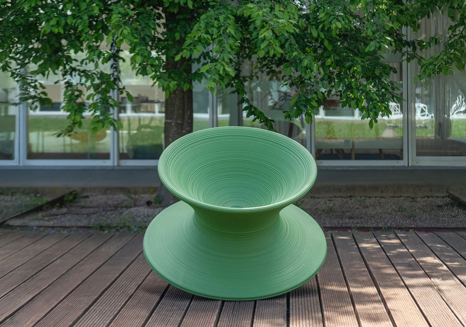 Poltrona de design Spun com estrutura de polietileno verde.