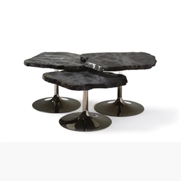 Mesa de designer CICLADI com base em aço escovado e acabamento brilhante em ouro, paládio ou rutênio. Tampo de alabastro