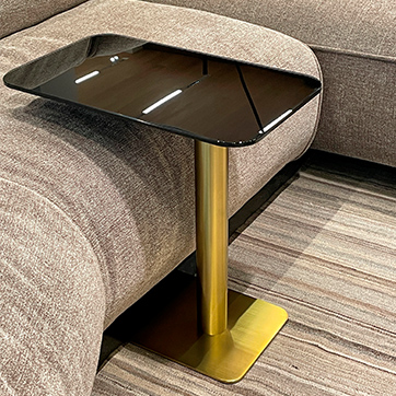 Mesa de apoio Flash Rectangle com base de aço. Tampo é feito de vidro espelhado. Por Tom Dixon