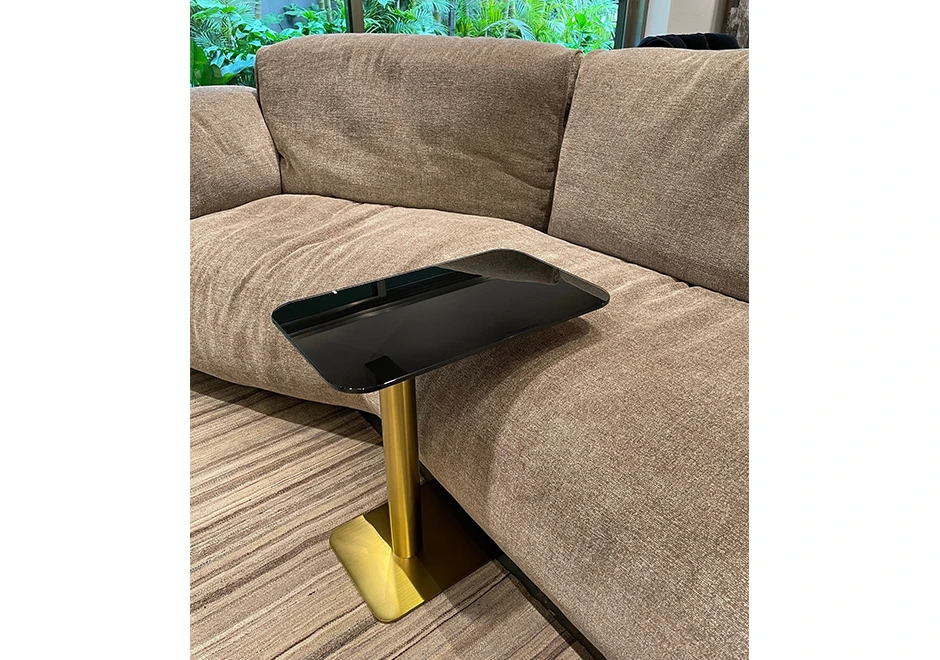 Mesa de apoio Flash Rectangle com base de aço. Tampo é feito de vidro espelhado. Por Tom Dixon