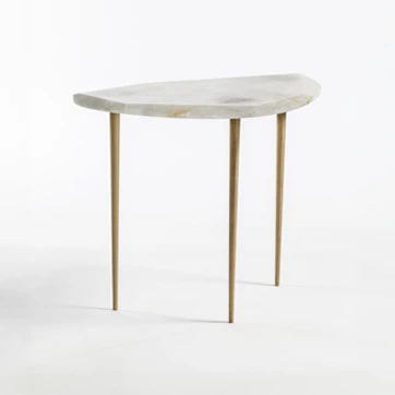 Mesa de apoio Landutim com tampo em quartzo e pés de bronze.