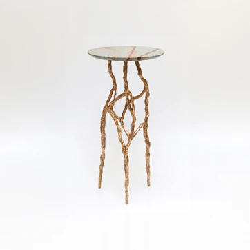 Mesa de apoio Ronnie com estrutura de bronze polido e tampo de mármore Blue Mare.