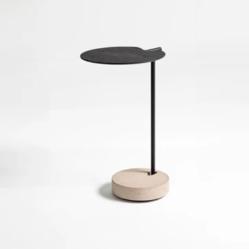 Mesa de apoio Tambor com base de concreto, barra central de metal com microtextura preta e tampo em madeira