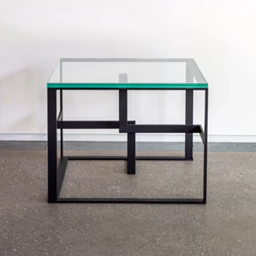 Mesa de apoio Trama com pés em aço carbono e pintura eletrostática. Tampo em vidro ou mármore