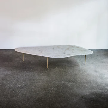 Mesa de centro COSMIC com pés cônicos em bronze maciço dourado e tampo lapidado de pedra