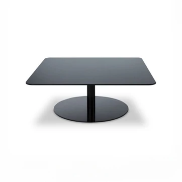 Mesa de centro Flash com base de aço e acabamento pintado de preto. Tampo é feito de vidro espelhado. Por Tom Dixon