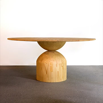 Mesa de jantar redonda Jiboia com base e tampo em madeira Pinus ou Jequitibá Rosa