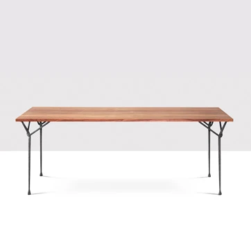 Mesa de jantar Officina quadrada vista em fundo branco