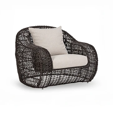 Poltrona externa BALOU com estrutura de aço com pintura eletrostática coberta por fibra sintética de diferentes tons trançada à mão.