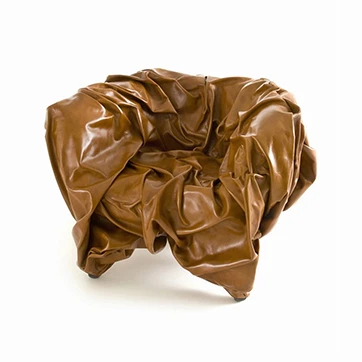 Poltrona design GRINZA com estrutura de aço moldada e estofado de espuma de poliuretano revestido em couro ou pele ecológica