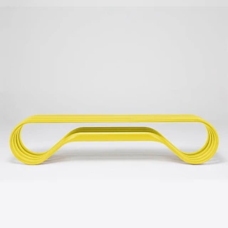 Banco de alumínio pintado de amarelo, visto de frente, em um fundo branco.