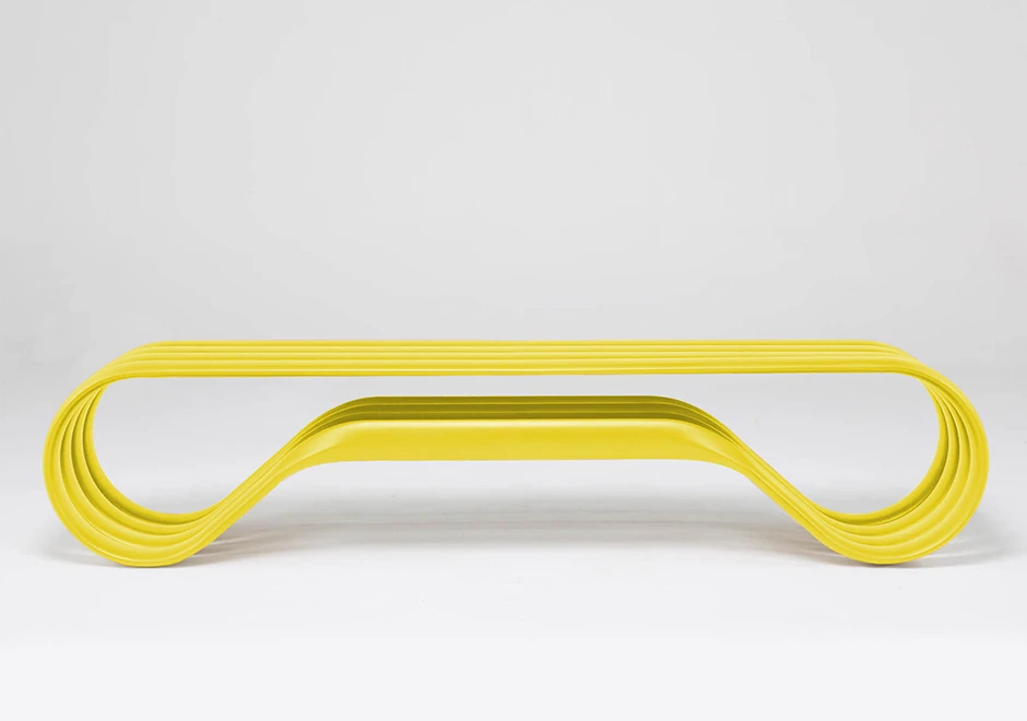 Banco de alumínio pintado de amarelo, visto de frente, em um fundo branco.