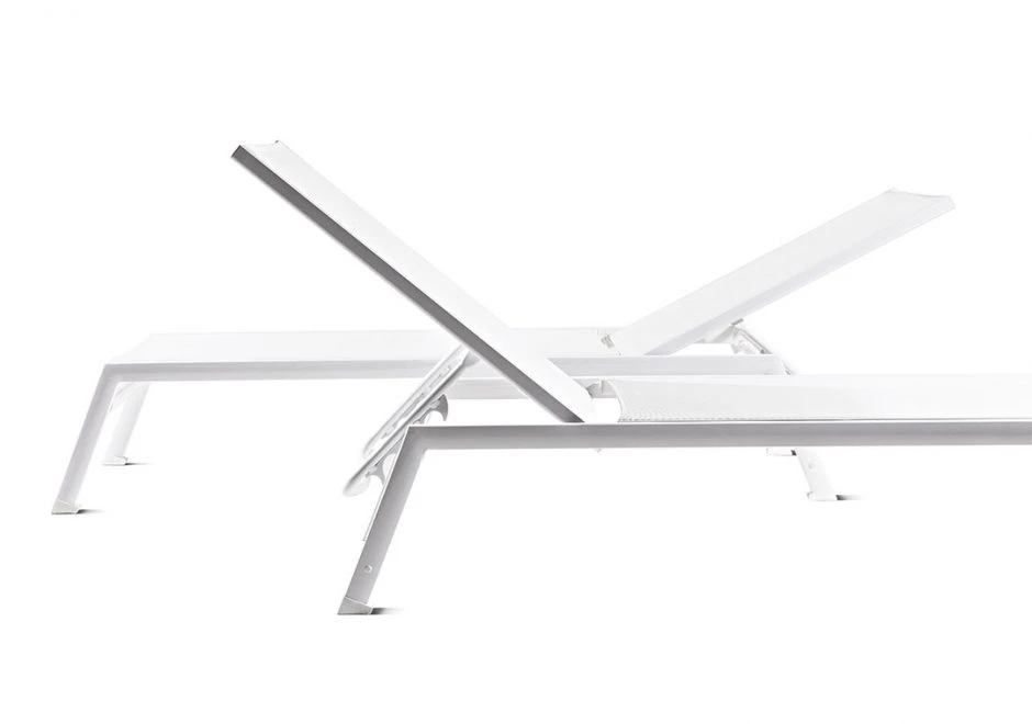 Duas chaise longue com estrutura de alumínio, assento e encosto em PVC branco, visto de lado em um fundo branco.