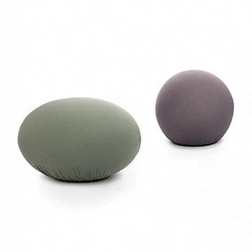 Dois pufes lounge com espuma de poliuretano, revestida com capa de tecido elástico, nas cores roxo e verde, vistos de frente em um fundo branco.