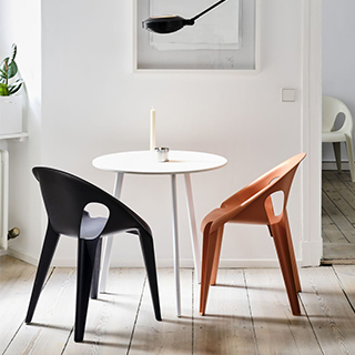 Duas cadeiras Bell de polipropileno com mesa pequena