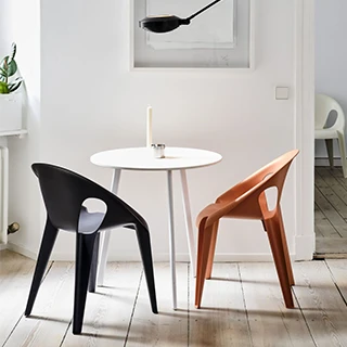Duas cadeiras Bell de polipropileno com mesa pequena