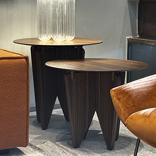 Mesa de apoio Lupi Vintage em vista lateral mostrando os detalhes da estrutura, o acabamento sofisticado e a barra rosqueável são visíveis.