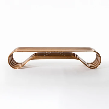 Banco de madeira Tauari envelhecida, visto de frente em um fundo branco.