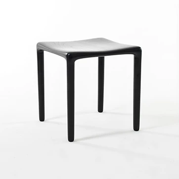 Banco de bar de madeira Tauari natural, visto de lado, em um fundo branco.