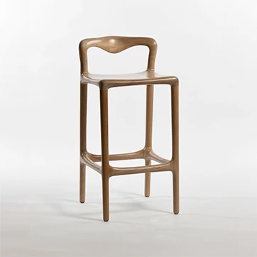 Banco de bar de madeira Tauari natural, visto de frente em um fundo branco.