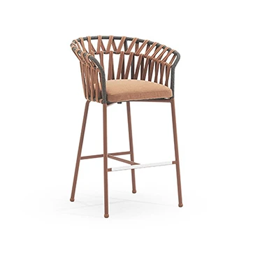 Banco Emma Cross visto em um fundo branco