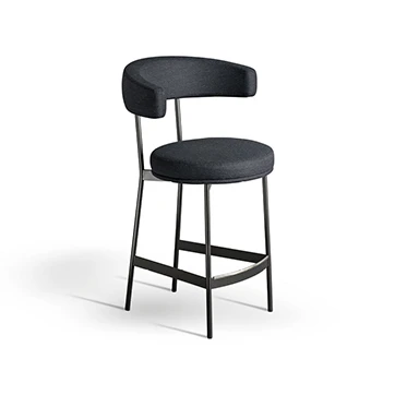 Banqueta de bar com estrutura tubular de aço com acabamento em pintura eletrostática, encosto revestido em espuma de poliuretano e assento revestido em espuma de alta-densidade preto, visto de lado em um fundo branco.
