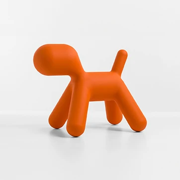 Banco de design em formato de cachorro em polietileno laranja, visto de lado em um fundo branco.