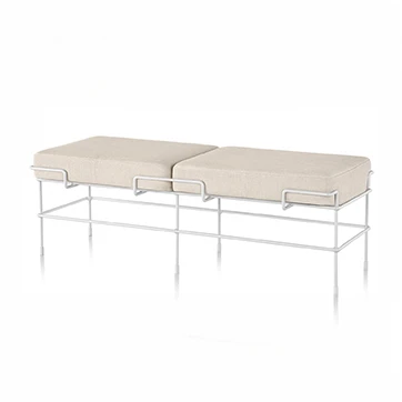 Banco de design com estrutura de aço pintado e almofada de poliuretano expandido com capa de tecido ou couro branco, visto de frente, em um fundo branco.