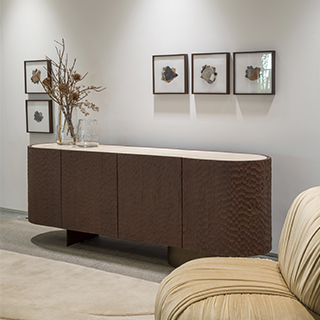 Aparador Goivado visto em um ambiente decorado, integrando-se harmoniosamente ao espaço.