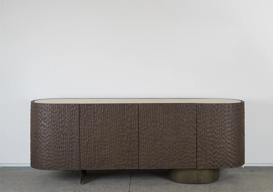 Vista frontal do aparador Goivado, destacando sua estrutura em madeira maciça Cinamomo tingida.