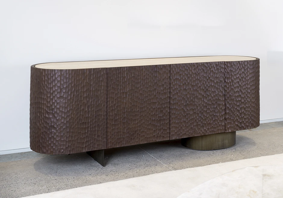 Vista lateral do aparador Goivado, mostrando o pé reto de aço carbono e o pé elíptico com chapa metálica.