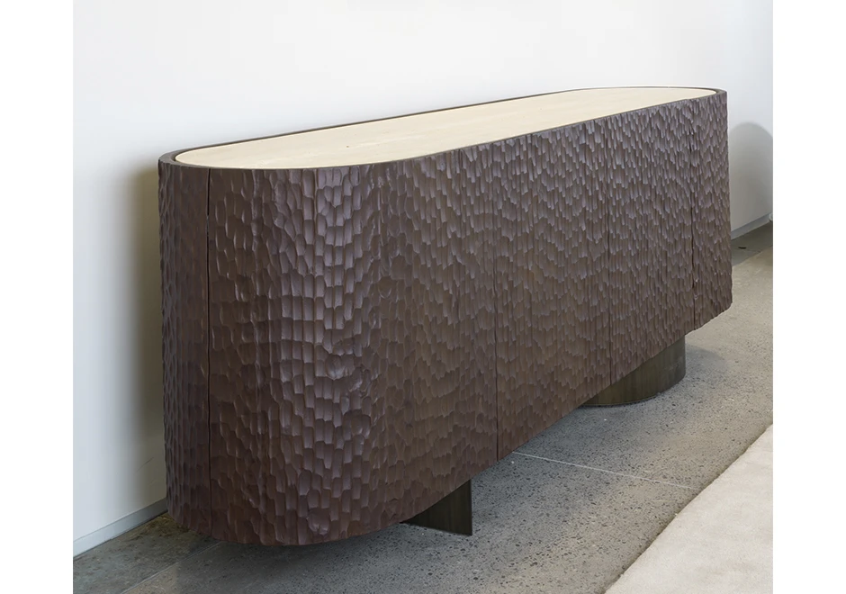 Vista lateral do tampo em mármore do aparador Goivado, evidenciando a textura e os detalhes da madeira.