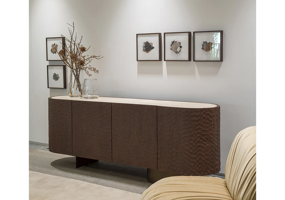 Aparador Goivado visto em um ambiente decorado, integrando-se harmoniosamente ao espaço.