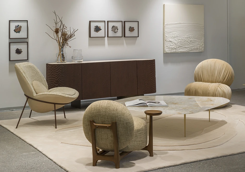 Vista do Aparador Goivado em uma sala decorada com poltronas e mesa de centro.