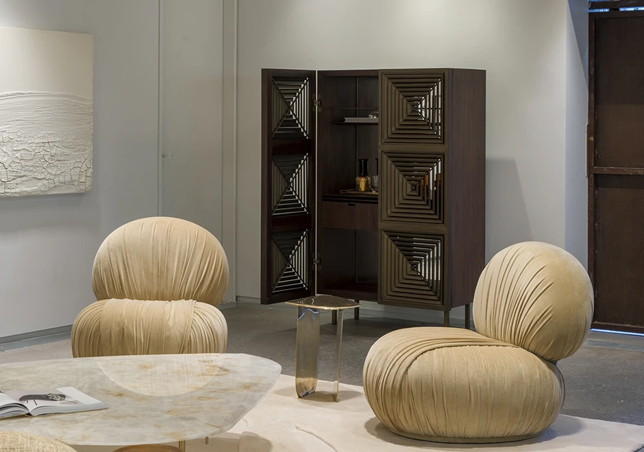 Vista frontal do armário-bar AC, destacando a estrutura em MDF revestido em folha de madeira natural Nogueira - foto 4