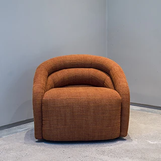 Vista frontal da poltrona Gomo, destacando a estrutura em madeira com percintas